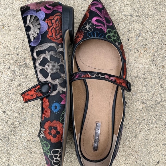 Tahari Black and Red Pointed Toe Flats - Picture 4 of 6